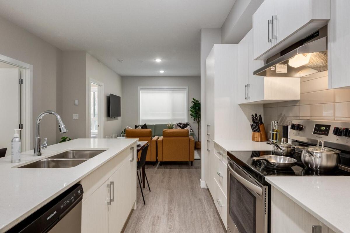 Apartment Free Parking, Pet Friendly, Close To Dt Calgary