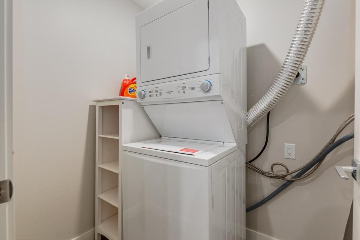 Free Parking, Pet Friendly, Close To Dt Apartment *