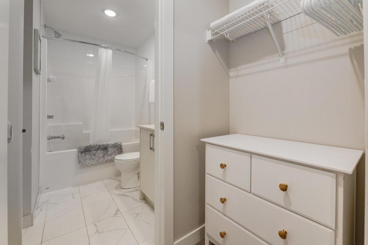 Free Parking, Pet Friendly, Close To Dt Apartment Calgary